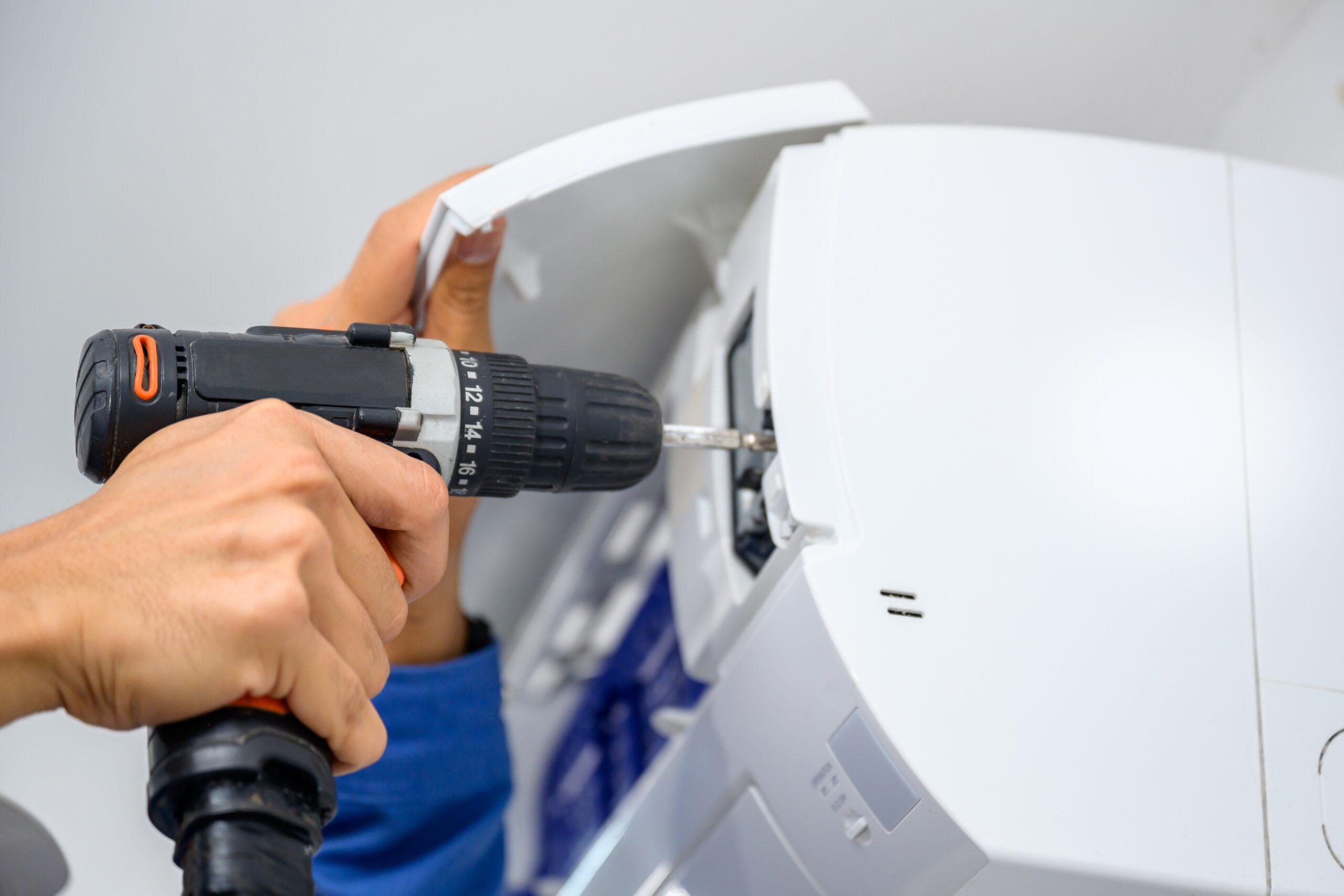 Air,Conditioner,Technician,Or,Air conditioning,Installation,Technician,Is,About,To
